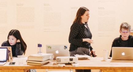 Image of aspiring Wikipedia contributors gathered at Columbia College Chicago